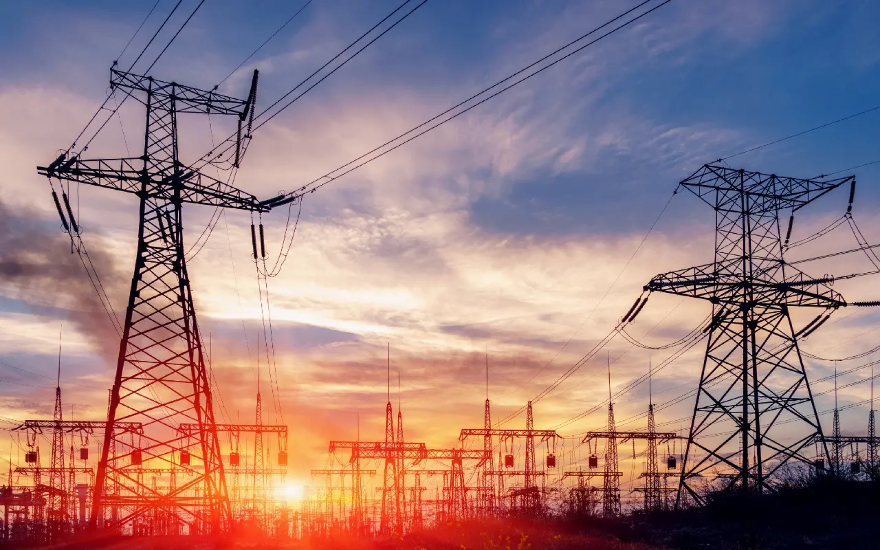 Napowietrzna linia elektroenergetyczna wysokiego napięcia nad gruntem