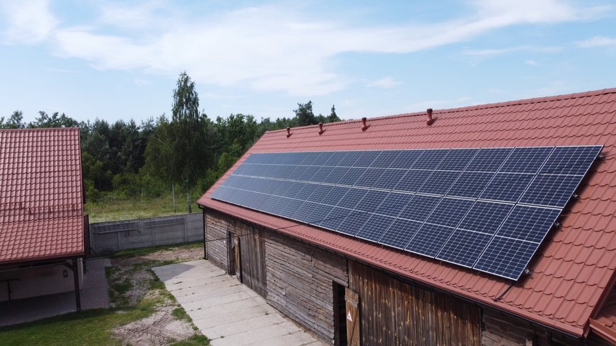 Instalacja fotowoltaiczna na dachu budynku gospodarczego