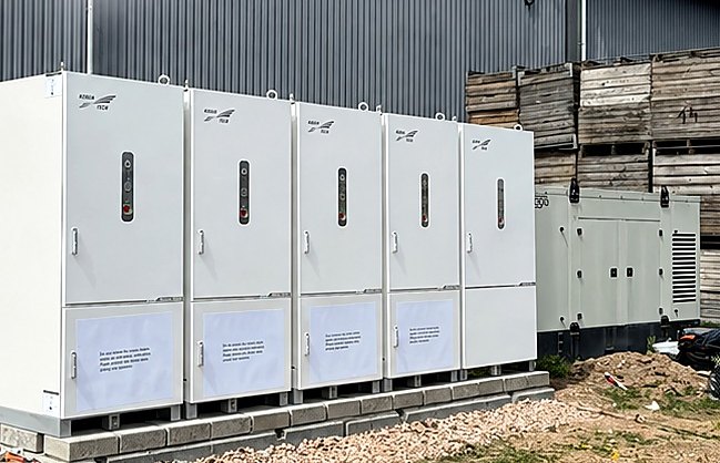 Bateria szaf magazynu energii Kehua przy zakładzie
