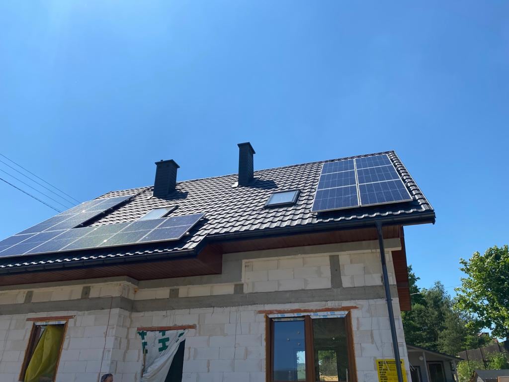 Instalacja fotowoltaiczna na dwóch połaciach dachu domu w Kielcach