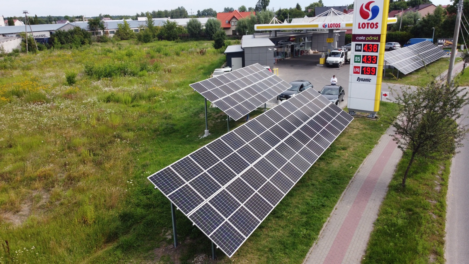 Instalacja fotowoltaiczna na konstrukcji gruntowej przy stacji paliw Lotos w Radzyminie