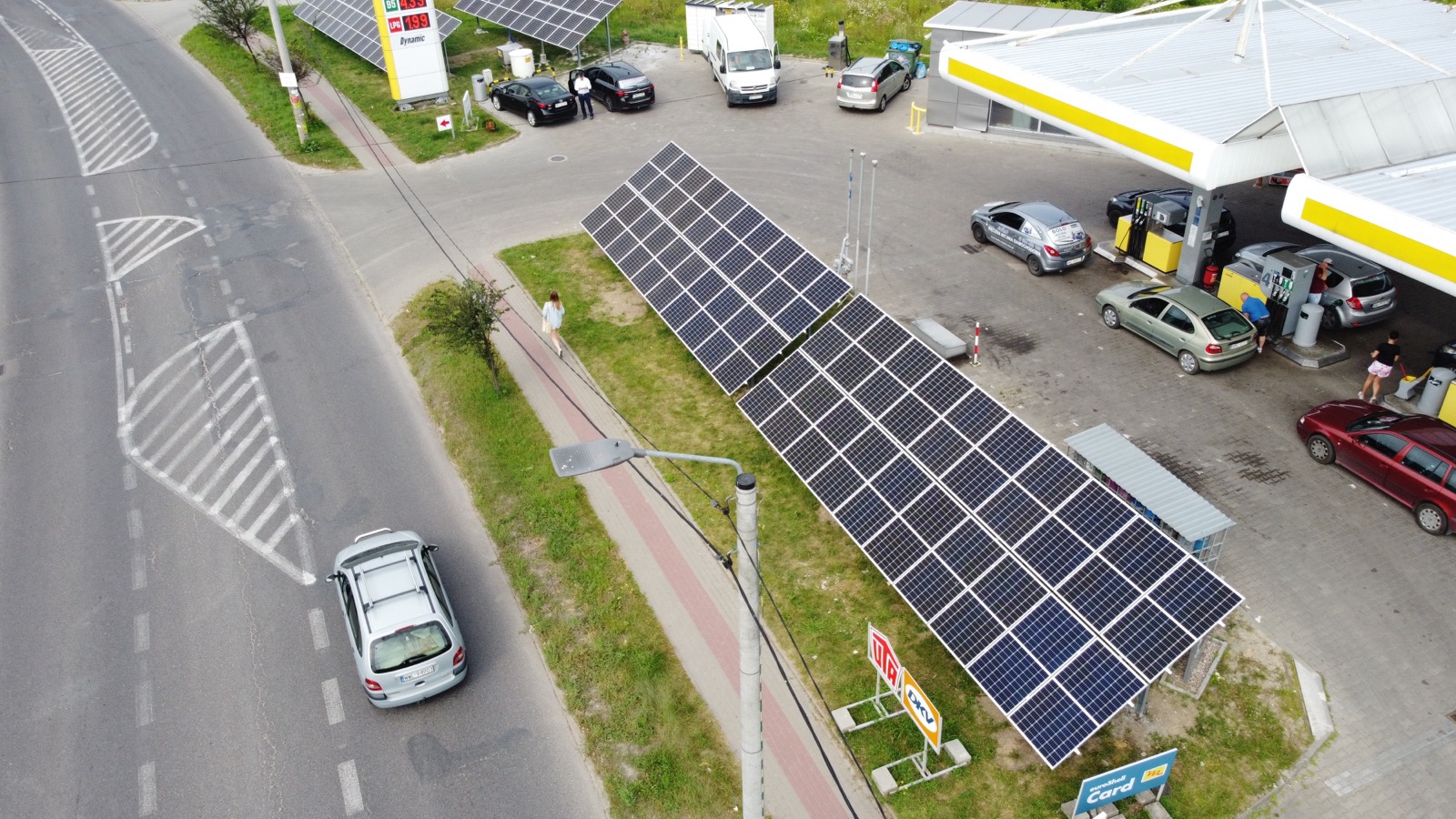 Instalacja fotowoltaiczna przy stacji paliw Lotos w Radzyminie z lotu ptaka