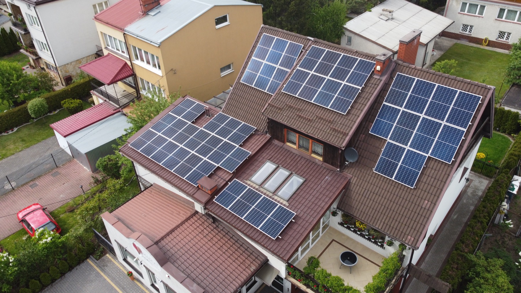 Instalacja fotowoltaiczna na dachu budynku w Przysusze