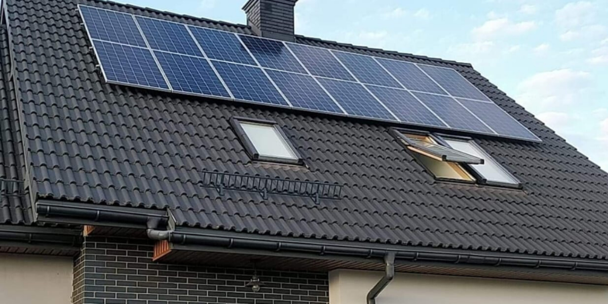 Mikroinstalacja fotowoltaiczna na dachu domu jednorodzinnego